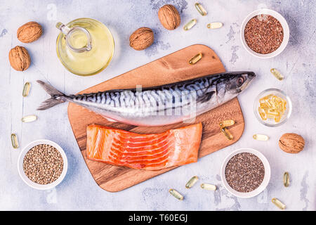Les sources d'oméga 3 - le maquereau, le saumon, les graines de lin, graines de chanvre, Chia, les noix, l'huile de lin. Concept de saine alimentation. Vue de dessus avec l'exemplaire de l'espace. Banque D'Images