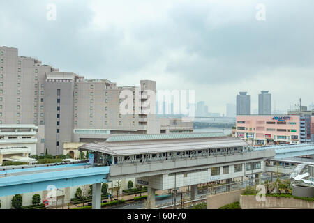 Odaiba, JAPON - 11 avril 2019 - Odaiba monorail trains s'arrêtent à une station d'envoyer et de prendre des passagers à Odaiba, le Japon le 11 avril, 2019 Banque D'Images