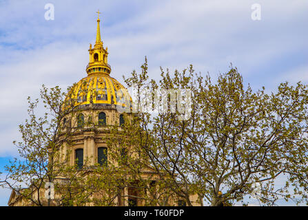 Vue sur l'Eglise du Dôme des Invalides à travers des arbres au printemps à Paris France. Avril 2019 Banque D'Images