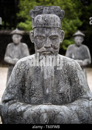 Les gardiens de pierre au Royal Tombeau de Khai Dinh (Lăng Khải Định) à proximité de Hue, Vietnam, Asie Banque D'Images