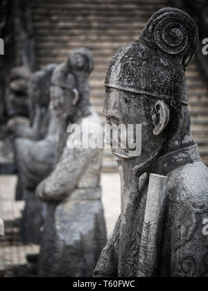 Les gardiens de pierre au Royal Tombeau de Khai Dinh (Lăng Khải Định) à proximité de Hue, Vietnam, Asie Banque D'Images