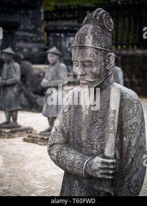 Les gardiens de pierre au Royal Tombeau de Khai Dinh (Lăng Khải Định) à proximité de Hue, Vietnam, Asie Banque D'Images