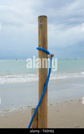 Une corde bleue à un poteau tordu Banque D'Images