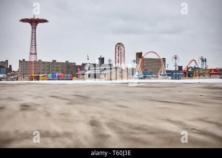 CONEY ISLAND, NY : Coney Island Beach et shore view avec le Luna Park View dans le dos en hiver Banque D'Images