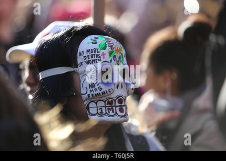 Femme non identifiée à l'aide d'un masque dans la célébration de la journée de la femme à Manhattan, NEW YORK Banque D'Images