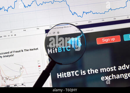 Montréal, Canada - le 26 avril 2019 : HitBTC cryptocurrency exchange actifs numériques logo et la page d'accueil sur un ordinateur portable écran sous loupe. Banque D'Images