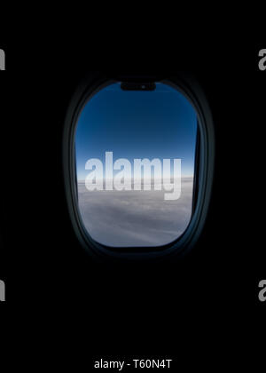 Vue depuis la fenêtre de l'avion montrant les nuages et le ciel pendant le vol. Banque D'Images
