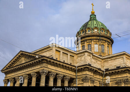 Extérieur de la Cathédrale de Kazan de Nevsky Prospekt, avec colonnade en forme d'arc et une fontaine en face à Saint Petersbourg Russie Banque D'Images