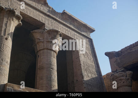 Edfou, Egypte : Détail des colonnes dans la cour du temple d'Edfou, le plus grand temple dédié à Horus et Hathor de Dendérah. Banque D'Images