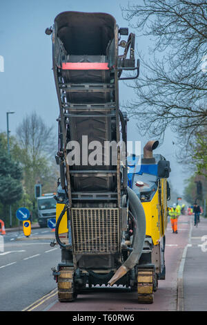 Fraisage fraiseuse de asphalte / machine utilisée sur Huntingdon Road, à Cambridge, au Royaume-Uni. Banque D'Images