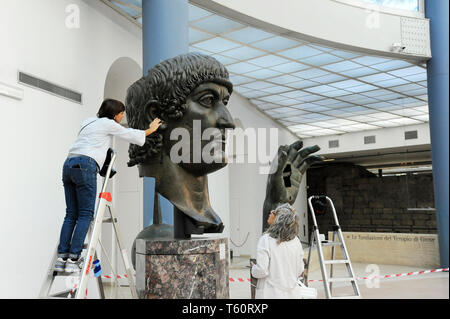 Rome, Italie - 11 octobre 2018 : Restauration de la colossale statue en bronze de Constantin musée du Capitole, Rome, Italie. Banque D'Images