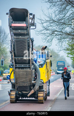 Fraisage fraiseuse de asphalte / machine utilisée sur Huntingdon Road, à Cambridge, au Royaume-Uni. Banque D'Images