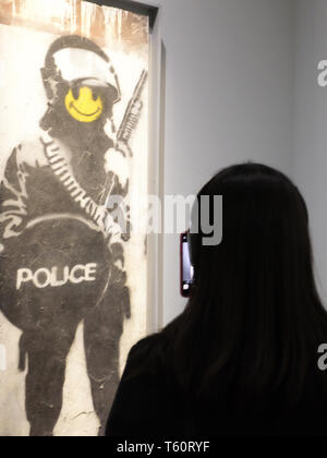 Les visiteurs de prendre des photos dans une exposition non autorisée Banksy. Banque D'Images