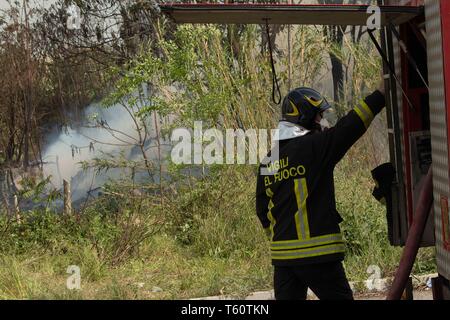 Incendio della discarica abusiva di Via Collatina a Roma -incendio della discarica abusiva Collatina de rue a Roma - Foto di claudio Sisto Banque D'Images