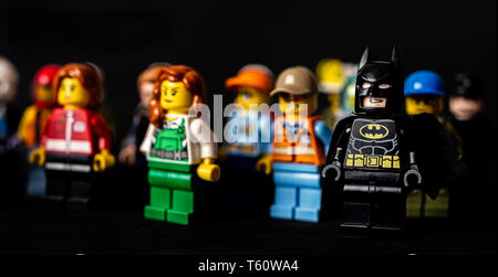 Sibiu, Roumanie - 23 avril 2019. Batman et d'autres figurines Lego sur fond noir Banque D'Images