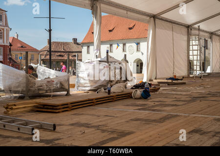 Sibiu, Roumanie - 26 avril 2019 Les travailleurs de préparation de réunion informelle des chefs d'État ou de gouvernement en 2019 Petite place Sibiu, Roumanie Banque D'Images