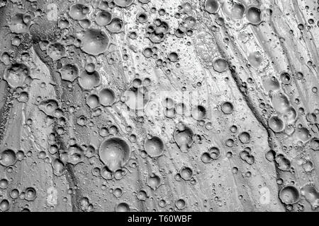 Les petits cratères des volcans de boue d'argile du fleuve. Le comté de Buzau, Roumanie. Banque D'Images