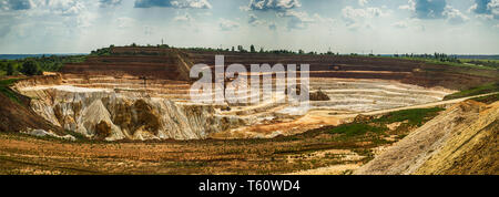 Camion benne de chargement pelle avec kaolin kaolin brut dans la mine à ciel ouvert, ville Vetovo, Bulgarie Banque D'Images