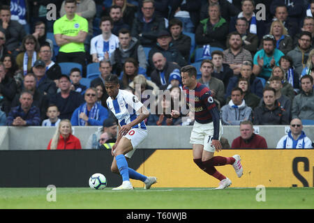 BRIGHTON, Angleterre 27 avril Bernardo de Brighton & Hove Albion et Javi Manquillo pendant le premier match de championnat entre Brighton et Hove Albion et Newcastle United à l'American Express Community Stadium, Brighton et Hove le samedi 27 avril 2019. (Crédit : Mark Fletcher | MI News) usage éditorial uniquement, licence requise pour un usage commercial. Photographie peut uniquement être utilisé pour les journaux et/ou à des fins d'édition de magazines. Banque D'Images