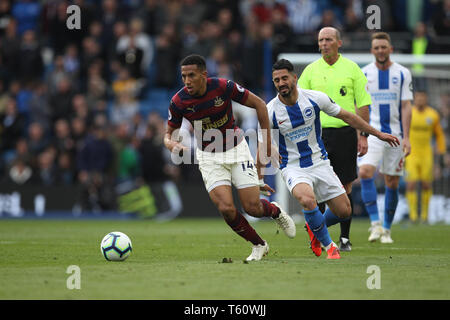 BRIGHTON, Angleterre 27 avril Newcastle United's Isaac Hayden batailles pour possession avec José Salomón Rondón et Beram Kayal au cours de la Premier League match entre Brighton et Hove Albion et Newcastle United à l'American Express Community Stadium, Brighton et Hove le samedi 27 avril 2019. (Crédit : Mark Fletcher | MI News) usage éditorial uniquement, licence requise pour un usage commercial. Photographie peut uniquement être utilisé pour les journaux et/ou à des fins d'édition de magazines. Banque D'Images