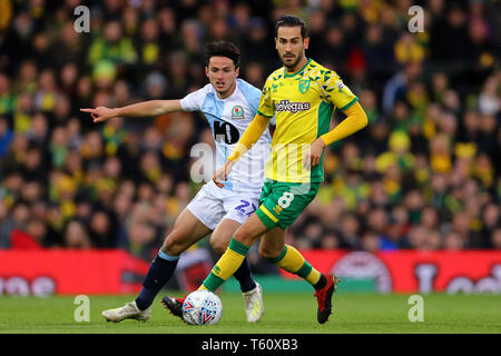 Mario Vrancic de Norwich City et Lewis Travis de Blackburn Rovers - Norwich City v Blackburn Rovers, Sky Bet Championship, Carrow Road, Norwich - 27t Banque D'Images