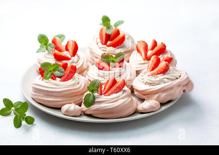 Minis gâteaux au chocolat pavlova fraises close-up Banque D'Images