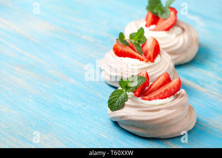 Minis gâteaux au chocolat pavlova fraises close-up Banque D'Images