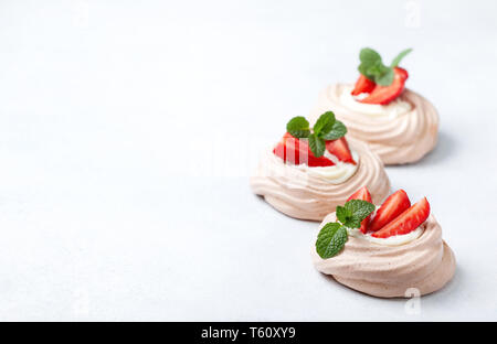 Minis gâteaux au chocolat pavlova fraises close-up Banque D'Images