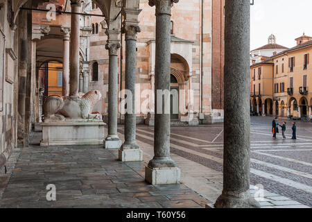 Crémone : Crémone : il Portico del Duomo, dit 'la' Bertazzola, opera di Lorenzo Trotti (1493-1515) e Piazza del Comune. [ENG] Crémone : le Duomo (Ca Banque D'Images