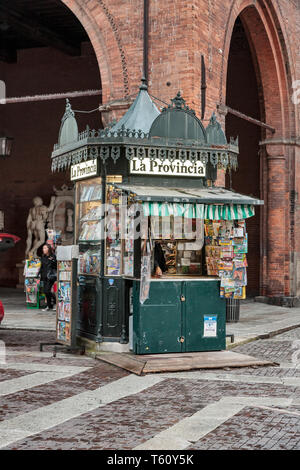 Cremona, piazza del Comune : la più antica edicola della Città. [ENG] Cremona, piazza del Comune : le plus ancien kiosque à journaux dans la ville. Banque D'Images