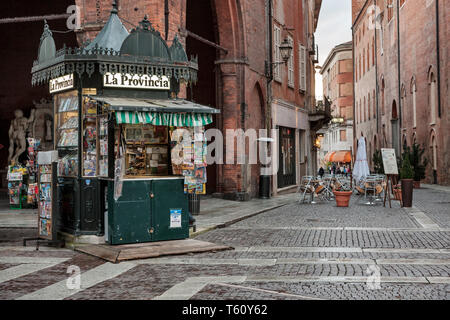 Cremona, piazza del Comune : la più antica edicola della Città. [ENG] Cremona, piazza del Comune : le plus ancien kiosque à journaux dans la ville. Banque D'Images