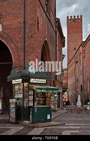 Cremona, piazza del Comune : la più antica edicola della Città. [ENG] Cremona, piazza del Comune : le plus ancien kiosque à journaux dans la ville. Banque D'Images