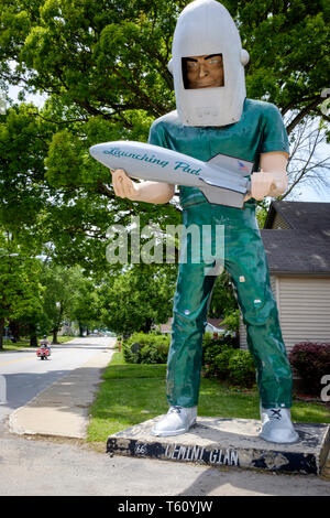 Le géant Gemini est debout à l'extérieur de l'aire de lancement restaurant drive-in sur la Route 66 à Wilmington, County, Illinois, États-Unis Banque D'Images