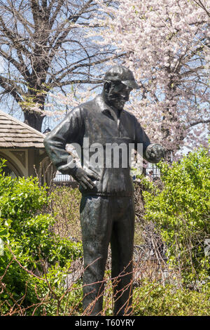 Une statue de Fred Lebow, le fondateur du marathon de New York, est située près de la porte des ingénieurs de Central Park, New York, États-Unis Banque D'Images