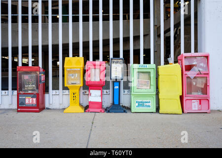 Des distributeurs automatiques de journaux alignés dans les rues de Saint Louis, Missouri, USA Banque D'Images