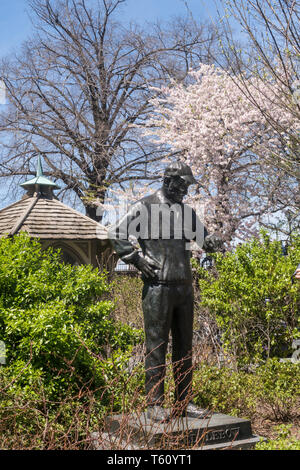 Une statue de Fred Lebow, le fondateur du marathon de New York, est située près de la porte des ingénieurs de Central Park, New York, États-Unis Banque D'Images