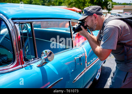 Homme de race blanche visiteur de prendre des photographies en plein air classiques car show dans le Missouri, USA Banque D'Images