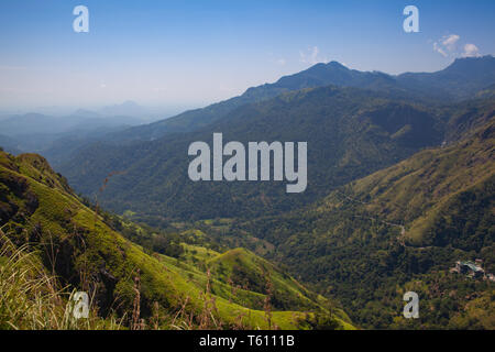 Vue depuis le pic d'Adam peu, Sri Lanka. Mini Adams Peak est le plus près et le plus simple randonnée dans Ella. Populaire parmi les touristes pour le fringant, panorami Banque D'Images
