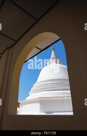 Temple Wewurukannala Vihara. A 50m de haut Bouddha assis figure - la plus grande au Sri Lanka. Banque D'Images