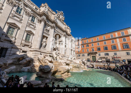 Rome, Italie - 3 mars 2019 : c'est la plus grande et l'une des plus célèbres fontaines à Rome et parmi les plus célèbres fontaines dans le monde. Construit en Banque D'Images