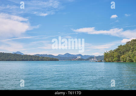 Belle nature scenics de Sun Moon Lake avec les montagnes environnantes ...