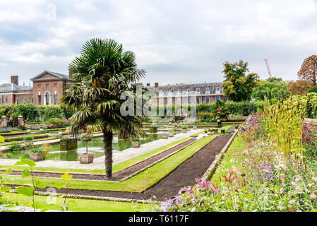 Jardin de Kensington Palace avec le palais en arrière-plan Banque D'Images