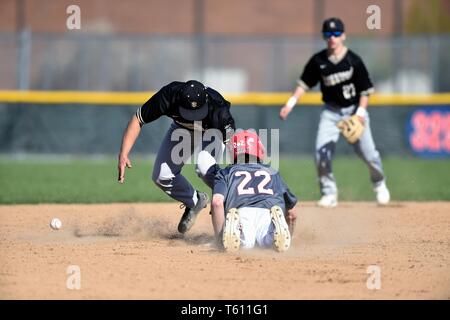 Plongée frapper en toute sécurité au deuxième base sur un pick off play comme la balle coulait hors du gant du joueur infirme tout tag. USA. Banque D'Images