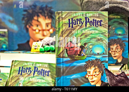 Présentation du livre "Harry Potter et le Prince de Sang-Mêlé" dans une librairie allemande ; Präsentation des Romains "Harry Potter und der Halbblutprinz" Banque D'Images