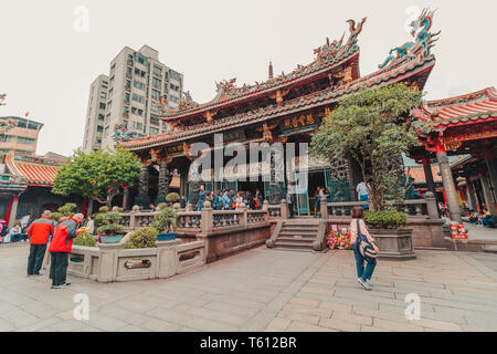 Foule de touristes et visiteurs au temple de Longshan à Wanhua District, Taipei, Taiwan sur un jour nuageux Banque D'Images