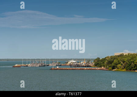 Darwin Australie - 22 Février 2019 : port de la Garde côtière canadienne et de base à l'entrée du port de Darwin, avec les quais, les bâtiments et la zone verte. Banque D'Images