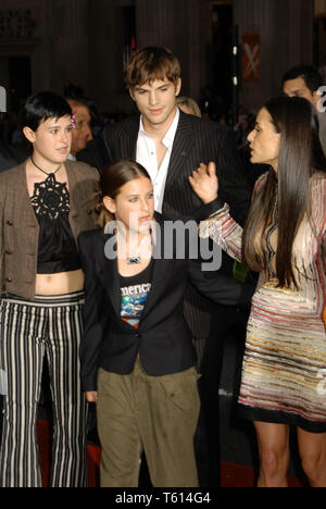 Rumeur, Scout, Ashton Kutcher & Demi Moore lors de la première de Columbia Pictures' 'Charlie's Angels : Full Throttle", tenue à Grauman's Chinese Theatre à Hollywood, CA. L'événement a eu lieu le mercredi 18 juin, 2003. Photo par : Fichier PictureLux / SBM référence #  33790 SBMPLX 1701 Banque D'Images