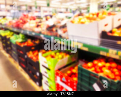 Brouillé les fruits et légumes frais au magasin de détail. Résumé fond de supermarché. L'alimentation au fond flou. Magasin de fruits dans des racks. Int Banque D'Images