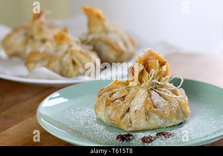 Pâte filo strudel aux pommes et raisins sultana de remplissage, saupoudrés de sucre glace Banque D'Images