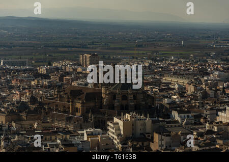 La cathédrale de Grenade vue de l'Alcazaba de l'Alhambra , Espagne Banque D'Images